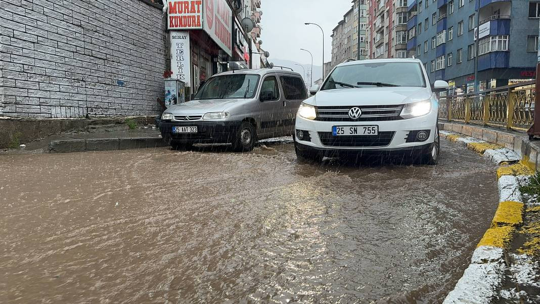 Erzurum'u sağanak vurdu! Evleri su bastı araçlar yolda mahsur kaldı - Resim: 1